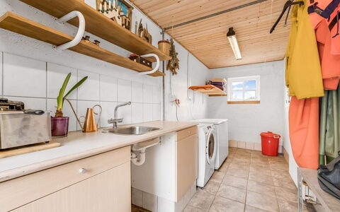 Soria - 600M to the Fjord: Flooring, Holz, Fussboden, Interior Design, Major Appliance, Decke, Zimmer, Waschmaschine, Möbel, Küche