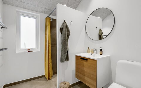 Ivar - 300M from the Sea: Flooring, Fussboden, Holz, Armatur, Interior Design, Installation, Badezimmerschrank, Zapfhahn, Badezimmer, Spiegel