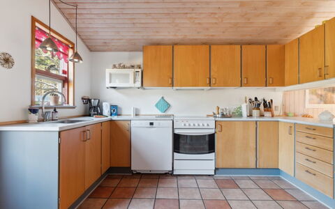 Jytte - 1.7Km from the Sea: Küche, Countertop, Küchengerät, Flooring, Major Appliance, Cabinetry, Holz, Interior Design, Fussboden, Spüle