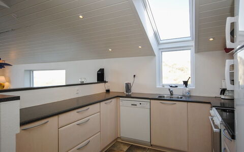 Hilmer - 250M from the Sea: Interior Design, Countertop, Küche, Flooring, Decke, Holz, Cabinetry, Light Fixture, Möbel, Fussboden