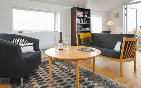 Hilmer - 250M from the Sea: Möbel, Interior Design, Flooring, Fussboden, Couch, Holz, Wohnzimmer, Zimmer, Zuhause, Tabelle