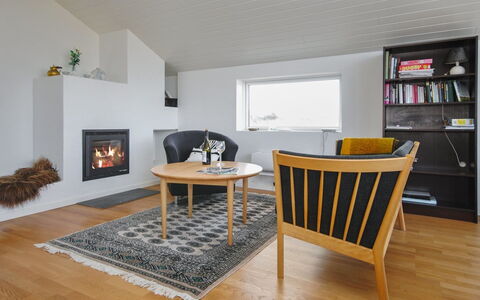 Hilmer - 250M from the Sea: Möbel, Interior Design, Flooring, Fussboden, Wand, Holz, Holzboden, Decke, Wohnzimmer, Zimmer