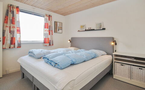 Hilmer - 250M from the Sea: Bett, Schlafzimmer, Interior Design, Möbel, Bettdecke, Bedding, Holz, Decke, Fussboden, Zimmer