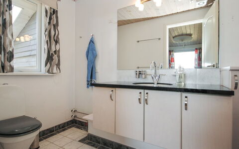 Hilmer - 250M from the Sea: Armatur, Sinken, Interior Design, Flooring, Badezimmer, Zapfhahn, Bad Sink, Fussboden, Badezimmerschrank, Installation