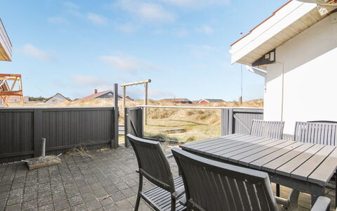 Hilmer - 250M from the Sea: Die Architektur, Dach, Zuhause, Schatten, Daylighting, Balkon, Deck, Holzbeize, Geländer, Zaun