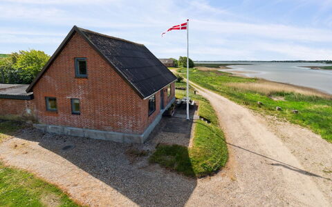 Swaantje - 150M to the Fjord: Dach, Haus, Grundstueck, Zuhause, Hütte, Estate, Gartenbauten, Schatten, Blockhaus, Landscaping