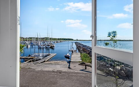 Adils - 5M from the Sea: Möbel, Interior Design, Flooring, Holz, Fussboden, Decke, Holzboden, Stuhl, Tabelle, Beleuchtung