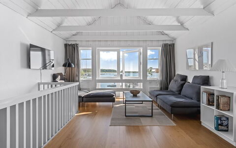 Adils - 5M from the Sea: Möbel, Interior Design, Flooring, Holz, Fussboden, Decke, Holzboden, Stuhl, Tabelle, Beleuchtung