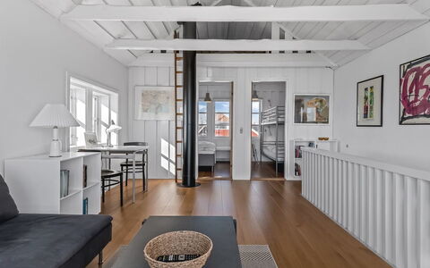 Adils - 5M from the Sea: Möbel, Interior Design, Flooring, Holz, Fussboden, Decke, Holzboden, Stuhl, Tabelle, Beleuchtung