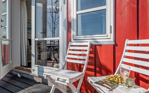 Adils - 5M from the Sea: Möbel, Interior Design, Flooring, Holz, Fussboden, Decke, Holzboden, Stuhl, Tabelle, Beleuchtung