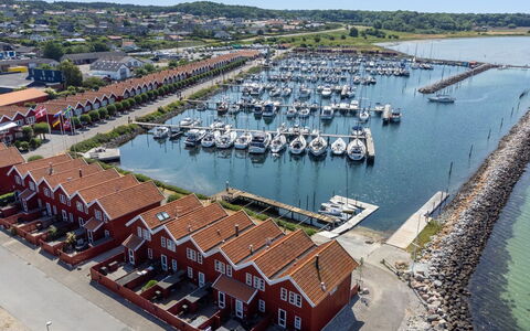Adils - 5M from the Sea: Möbel, Interior Design, Flooring, Holz, Fussboden, Decke, Holzboden, Stuhl, Tabelle, Beleuchtung