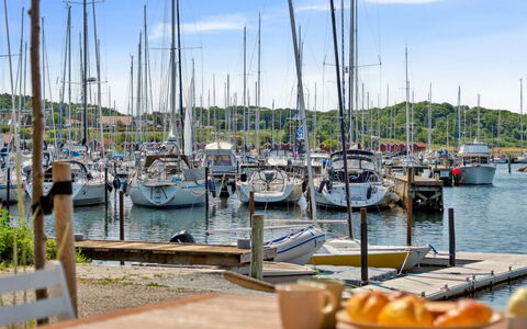 Adils - 5M from the Sea: Möbel, Interior Design, Flooring, Holz, Fussboden, Decke, Holzboden, Stuhl, Tabelle, Beleuchtung