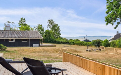 Edina - 350M from the Sea: Die Architektur, Dach, Zuhause, Verbundwerkstoff, Daylighting, Abstellgleis, Auffahrt