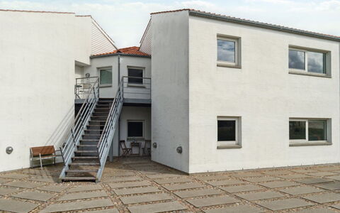 Geert - 25M from the Sea: Zuhause, Dach, Haus, Hütte, Estate, Tür, Veranda, Abstellgleis, Bauernhaus, Schatten
