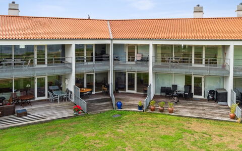 Geert - 25M from the Sea: Zuhause, Dach, Haus, Hütte, Estate, Tür, Veranda, Abstellgleis, Bauernhaus, Schatten