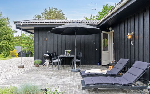 Lenaya - 1Km from the Sea: Holz, Zuhause, Veranda, Deck, Hartholz, Dach, Holzbeize, Holzboden, Eco Hotel