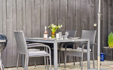 Lenaya - 1Km from the Sea: Holz, Zuhause, Veranda, Deck, Hartholz, Dach, Holzbeize, Holzboden, Eco Hotel