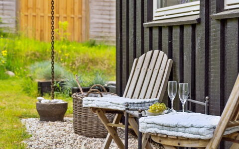 Lenaya - 1Km from the Sea: Holz, Zuhause, Veranda, Deck, Hartholz, Dach, Holzbeize, Holzboden, Eco Hotel