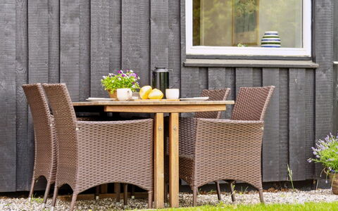 Lenaya - 1Km from the Sea: Holz, Zuhause, Veranda, Deck, Hartholz, Dach, Holzbeize, Holzboden, Eco Hotel