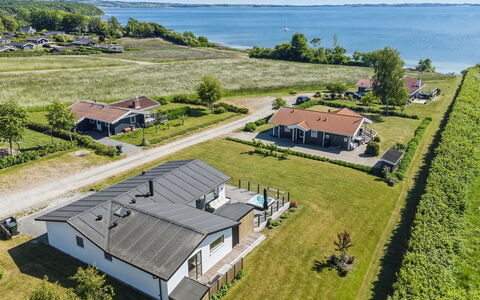 Niska - 200M from the Sea: Dach, Zuhause, Tür, Hütte, Schatten, Abstellgleis, Garten, Estate, Hinterhof