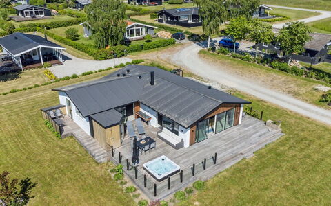 Niska - 200M from the Sea: Dach, Zuhause, Tür, Hütte, Schatten, Abstellgleis, Garten, Estate, Hinterhof