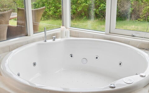 Elspeth - 25M from the Sea: Badewanne, Armatur, Badezimmer, Installation, Interior Design, Verbundwerkstoff, Jacuzzi, Zapfhahn, Zimmerpflanze