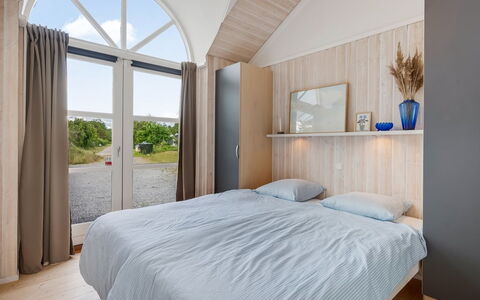 Elspeth - 25M from the Sea: Schlafzimmer, Bett, Fussboden, Interior Design, Flooring, Zuhause, Bedding, Linens, Bettdecke, Bettrahmen