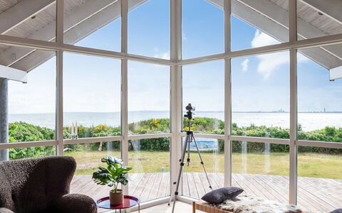 Elspeth - 25M from the Sea: Holz, Fussboden, Flooring, Decke, Interior Design, Möbel, Stuhl, Glas, Holzboden, Wohnzimmer