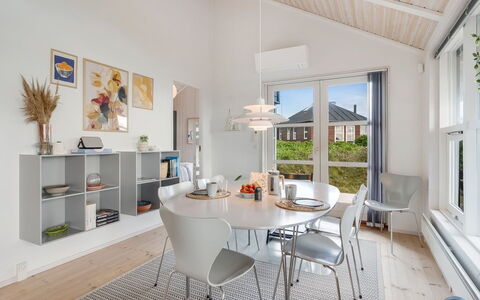 Elspeth - 25M from the Sea: Möbel, Interior Design, Flooring, Decke, Holz, Fussboden, Stuhl, Tabelle, Küche & Esszimmer Tisch, Esszimmer