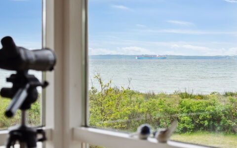 Elspeth - 25M from the Sea: Dach, Haus, Zuhause, Hütte, Tür, Abstellgleis, Deck, Veranda, Planke, Hartholz
