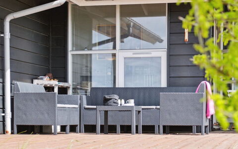 Elspeth - 25M from the Sea: Dach, Haus, Zuhause, Hütte, Tür, Abstellgleis, Deck, Veranda, Planke, Hartholz