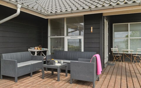 Elspeth - 25M from the Sea: Dach, Haus, Zuhause, Hütte, Tür, Abstellgleis, Deck, Veranda, Planke, Hartholz