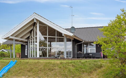 Elspeth - 25M from the Sea: Dach, Haus, Zuhause, Hütte, Tür, Abstellgleis, Deck, Veranda, Planke, Hartholz