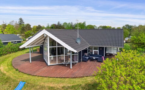 Elspeth - 25M from the Sea: Dach, Haus, Zuhause, Hütte, Tür, Abstellgleis, Deck, Veranda, Planke, Hartholz