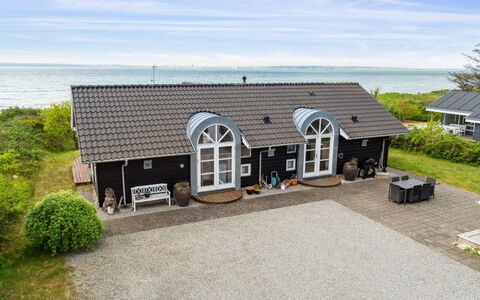 Elspeth - 25M from the Sea: Dach, Haus, Zuhause, Hütte, Tür, Abstellgleis, Deck, Veranda, Planke, Hartholz