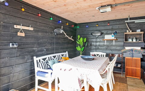 Elspeth - 25M from the Sea: Dach, Haus, Zuhause, Hütte, Tür, Abstellgleis, Deck, Veranda, Planke, Hartholz