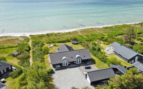 Elspeth - 25M from the Sea: Dach, Haus, Zuhause, Hütte, Tür, Abstellgleis, Deck, Veranda, Planke, Hartholz