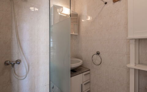 Campestra: Armatur, Duschkopf, Eigentum, Gebäude, Badezimmer, Dusche, Badezimmerschrank, Cabinetry, Interior Design