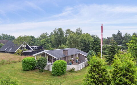 Imre - 300M from the Sea: Dach, Haus, Grundstueck, Zuhause, Hütte, Estate, Gartenbauten, Schatten, Blockhaus, Landscaping
