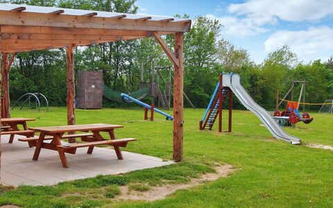Herta: Holz, Spielmittel, Öffentlicher Raum, Picknicktisch, Spielplatz, Park, Tisch Im Freien, Schatten, Freizeit, Garten