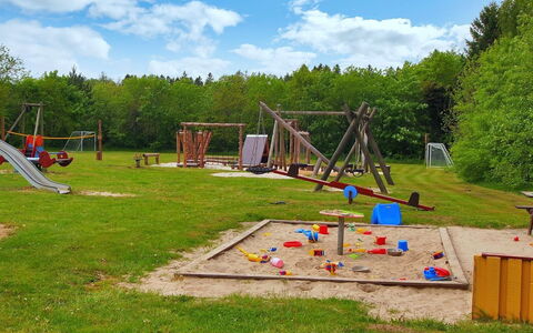 Herta: Spielplatz Rutsche, Spielmittel, Öffentlicher Raum, Spielplatz, Rutsche, Menschliche Siedlung, Erholung, Park, Garten, Freizeit