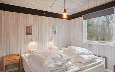 Borka - 1.2Km from the Sea: Schlafzimmer, Holz, Decke, Bett, Interior Design, Bettdecke, Bedding, Zuhause, Beleuchtung, Möbel