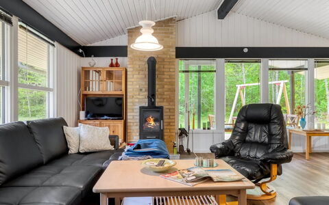 Borka - 1.2Km from the Sea: Möbel, Interior Design, Holz, Flooring, Decke, Couch, Wohnzimmer, Fussboden, Beleuchtung, Zimmer