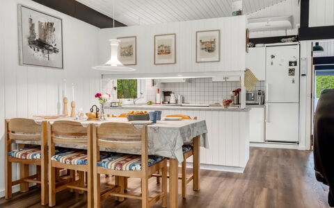 Borka - 1.2Km from the Sea: Möbel, Interior Design, Küche, Holz, Decke, Flooring, Countertop, Küche & Esszimmer Tisch, Fussboden, Stuhl