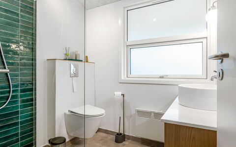 Borka - 1.2Km from the Sea: Badezimmer, Interior Design, Flooring, Wand, Armatur, Fussboden, Toilette, Decke, Installation, Glas