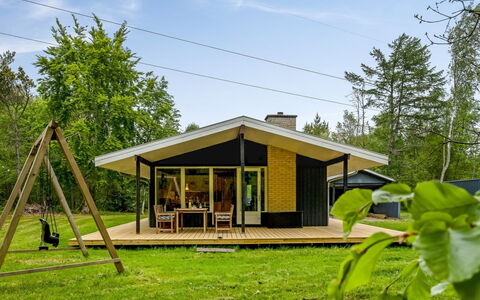 Borka - 1.2Km from the Sea: Holz, Zuhause, Dach, Hütte, Veranda, Schatten, Gartenbauten, Bauernhaus, Abstellgleis, Rasen