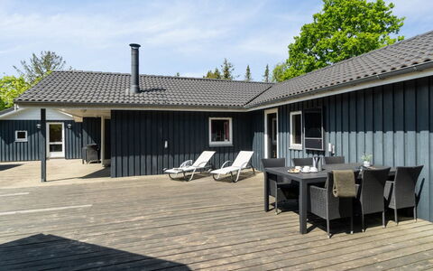 Letizia - 700M from the Sea: Möbel, Interior Design, Flooring, Holz, Fussboden, Decke, Holzboden, Stuhl, Tabelle, Beleuchtung