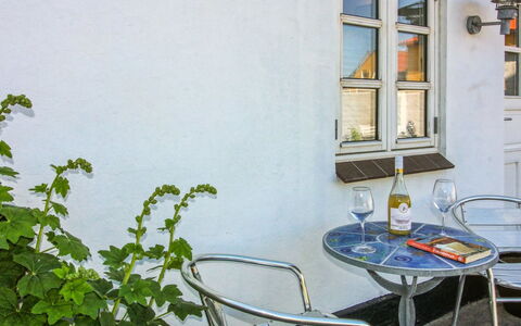 Blome - 350M from the Sea: Holz, Zuhause, Veranda, Deck, Hartholz, Dach, Holzbeize, Holzboden, Eco Hotel