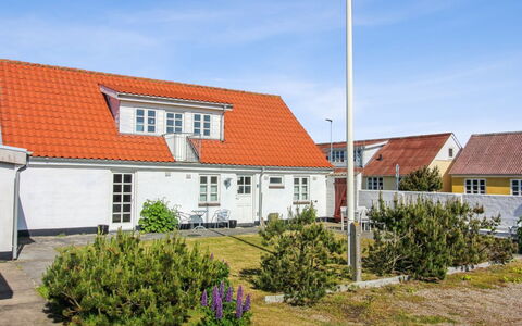 Blome - 350M from the Sea: Holz, Zuhause, Veranda, Deck, Hartholz, Dach, Holzbeize, Holzboden, Eco Hotel