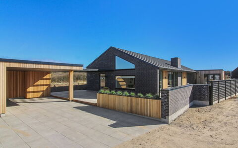 Esme - 400M from the Sea: Decke, Flooring, Interior Design, Fussboden, Verbundwerkstoff, Möbel, Resort, Hotel, Design, Daylighting